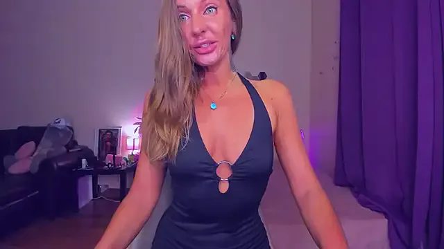 ChloeeGill – webcam model profile photo Image 3