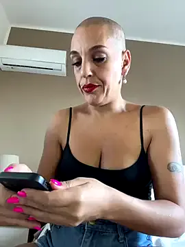 CassieGil – webcam model profile photo Image 12