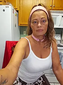 Amylewiss – webcam model profile photo Image 18