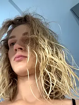 Olsuh – webcam model profile photo Image 12