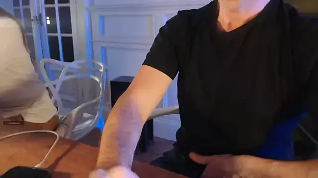 MiraLocks – webcam model profile photo Image 11