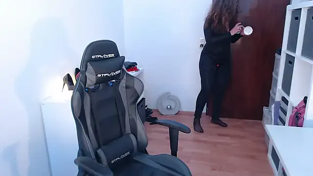 LaraOlsen – webcam model profile photo Image 2