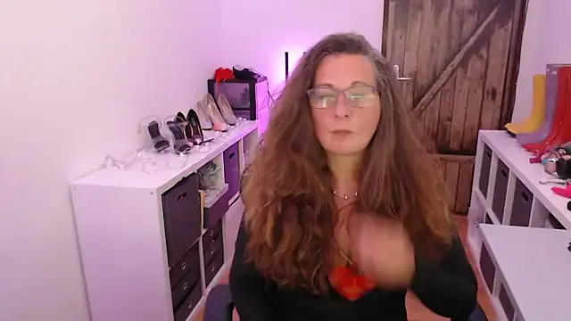 LaraOlsen – webcam model profile photo Image 8