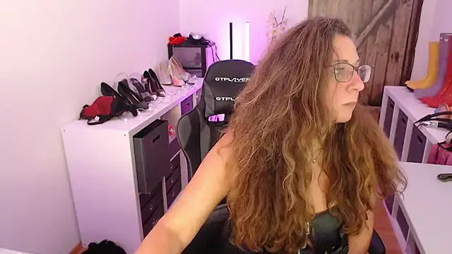 LaraOlsen – webcam model profile photo Image 9