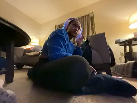 MiraLocks – webcam model profile photo Image 2