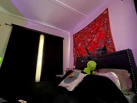 PaulinaSwift – webcam model profile photo Image 4