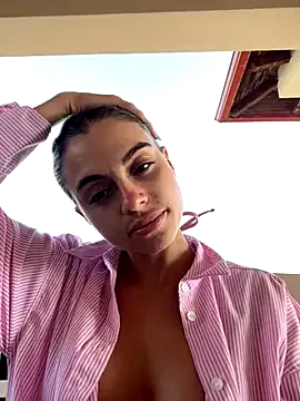 KaraNoir – webcam model profile photo Image 4