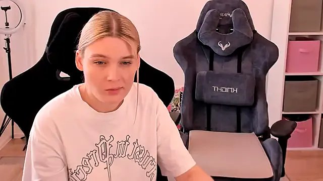 hotblonds – webcam model profile photo