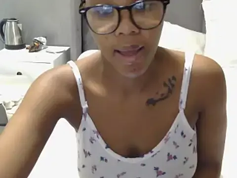 PaulinaSwift – webcam model profile photo Image 12