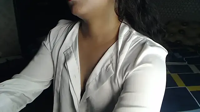 Noya – webcam model profile photo Image 8