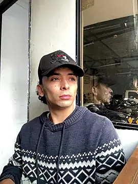 LauraFord – webcam model profile photo Image 10