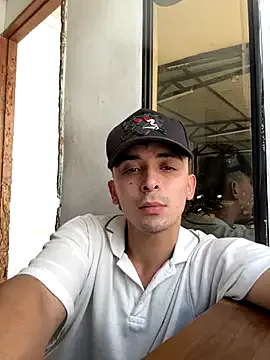 LauraFord – webcam model profile photo Image 2