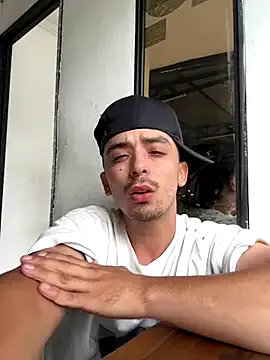 LauraFord – webcam model profile photo Image 7