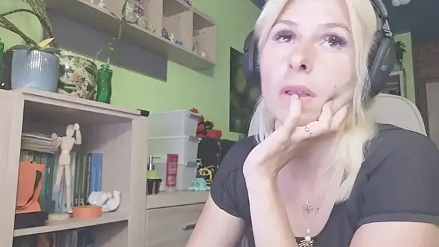 XxAlliGirlNextDoor – webcam model profile photo Image 10