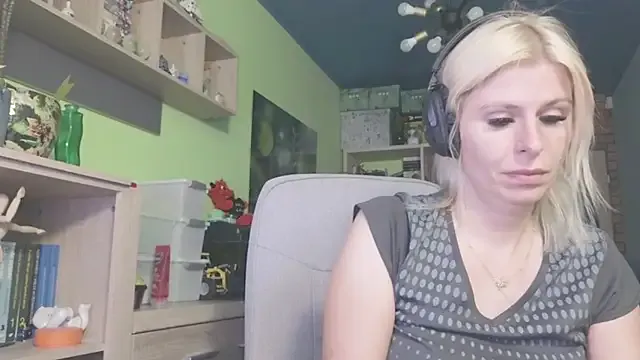 XxAlliGirlNextDoor – webcam model profile photo Image 19