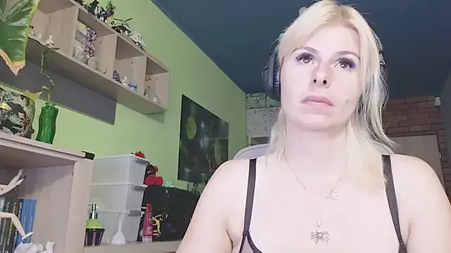 XxAlliGirlNextDoor – webcam model profile photo Image 4