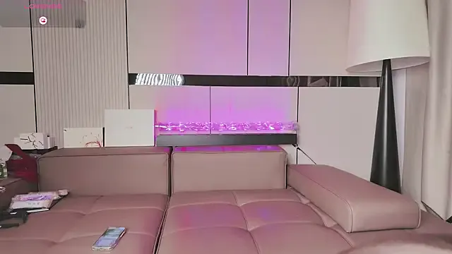 AmyBelmontt – webcam model profile photo Image 2