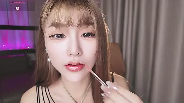 AmyBelmontt – webcam model profile photo Image 4