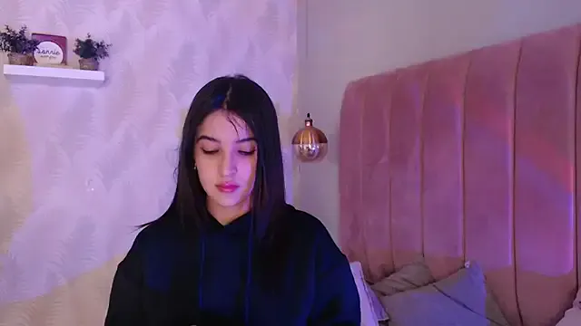 AmyBelmontt – webcam model profile photo Image 4