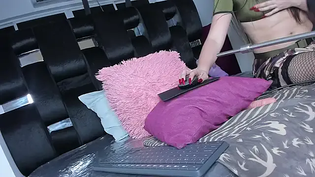 Fire-18 – webcam model profile photo Image 6