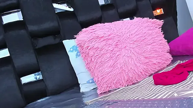 Fire-18 – webcam model profile photo Image 9