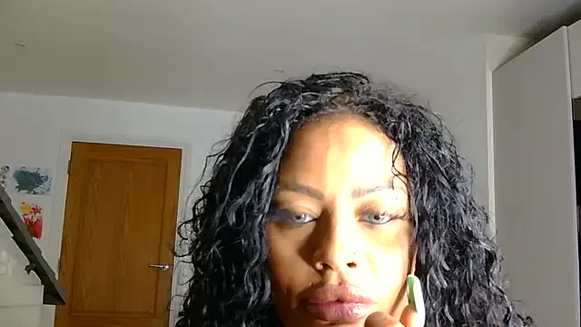 CORIYNE – webcam model profile photo Image 5