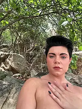 PearlQuinn – webcam model profile photo Image 3