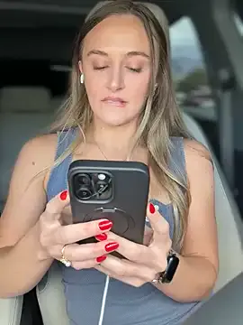 IrisWain – webcam model profile photo Image 3