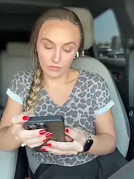 IrisWain – webcam model profile photo Image 7