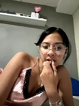 Yasminaa – webcam model profile photo Image 13