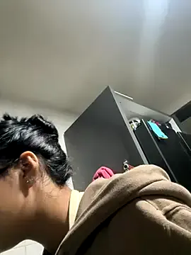 Yasminaa – webcam model profile photo Image 17