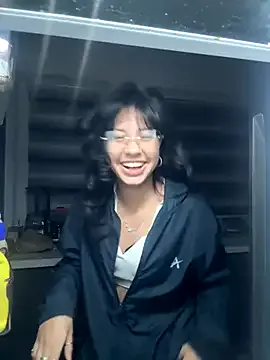 Yasminaa – webcam model profile photo Image 7