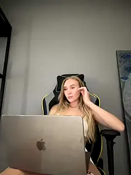 XxAlliGirlNextDoor – webcam model profile photo Image 5