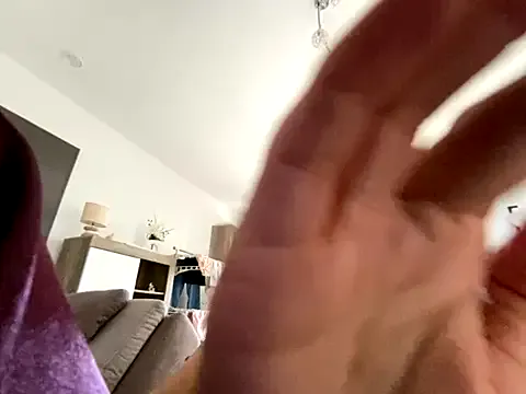 CurlyRina – webcam model profile photo Image 13