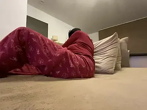 CurlyRina – webcam model profile photo Image 15