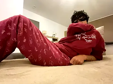 CurlyRina – webcam model profile photo Image 17