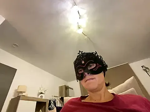 CurlyRina – webcam model profile photo Image 19