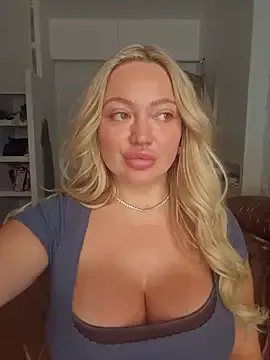 EmmaInLove – webcam model profile photo Image 10