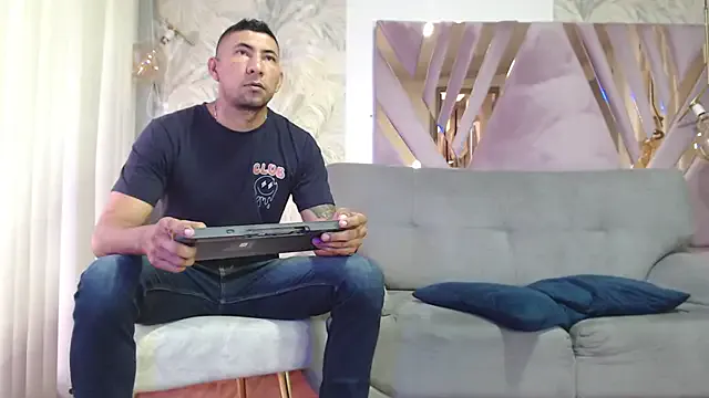 CutieEmy – webcam model profile photo Image 3