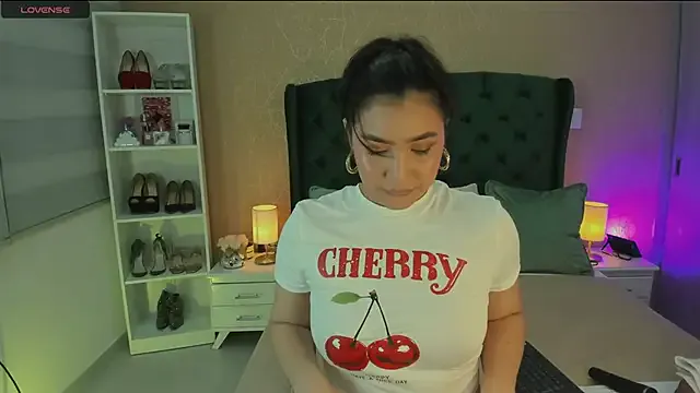 Fire-18 – webcam model profile photo Image 7