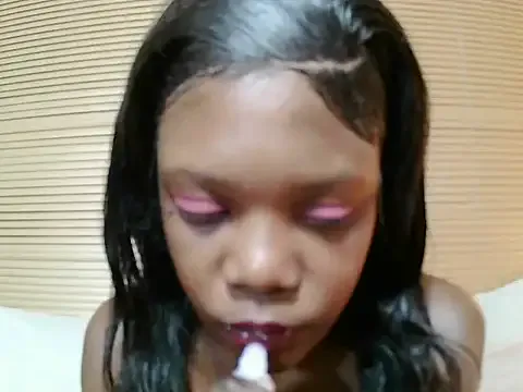 LittleGianna – webcam model profile photo Image 2