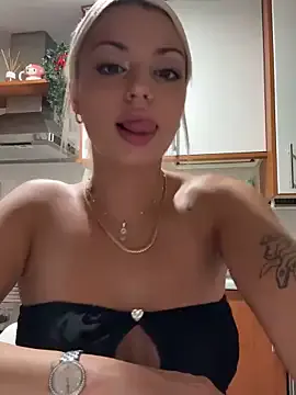 Noeliagglow – webcam model profile photo