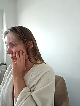 Noya – webcam model profile photo Image 2