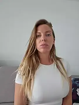 Noya – webcam model profile photo Image 4