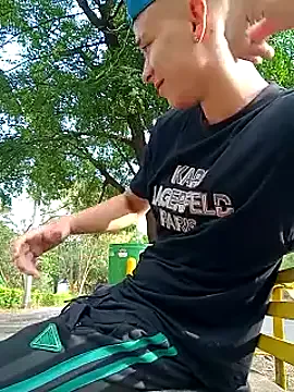 LaraOlsen – webcam model profile photo Image 2