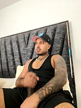 curlytwinkboy – webcam model profile photo Image 16