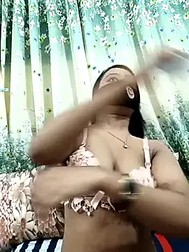 AmyBelmontt – webcam model profile photo Image 3