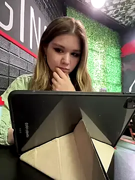 alanna_Micheles – webcam model profile photo Image 7