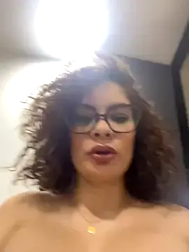 LunaKrismas – webcam model profile photo Image 2