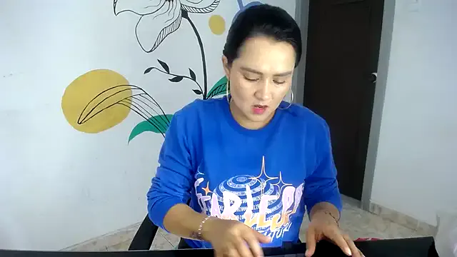 KaraNoir – webcam model profile photo Image 4